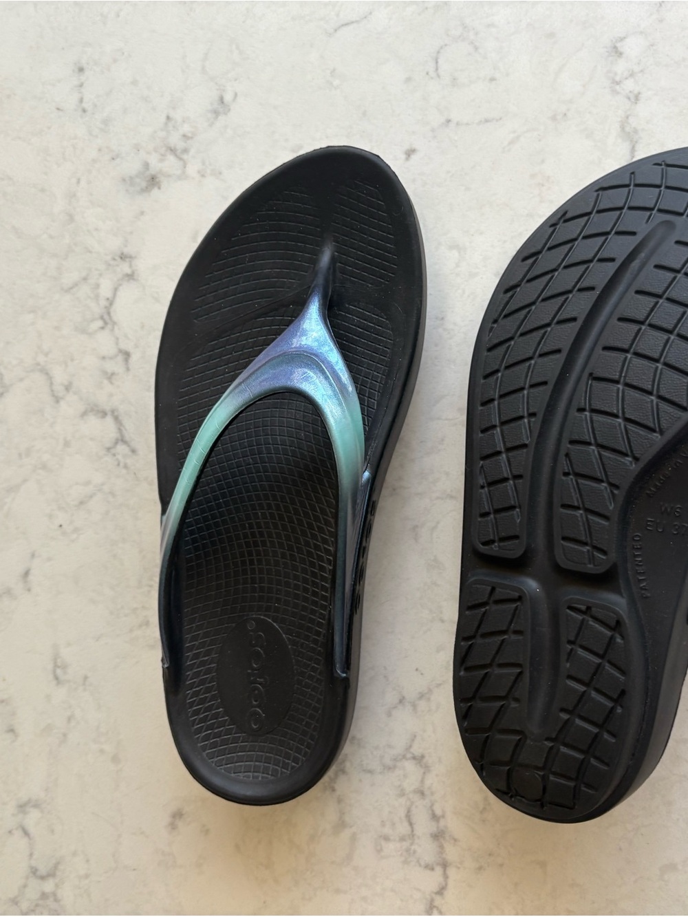 Women’s OOFOS Sandals with Iridescent Strap size 6